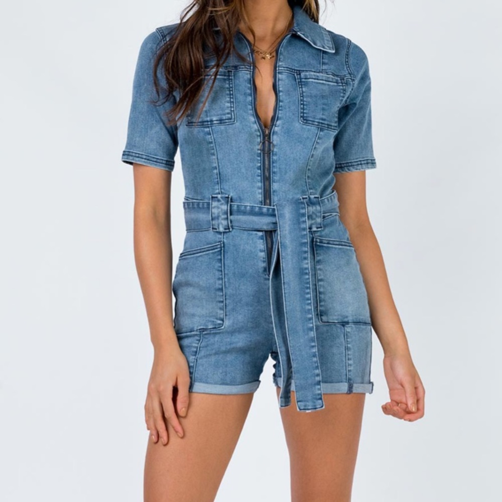 Princess Polly sz 2 jean zip up romper Shorts👇🏼